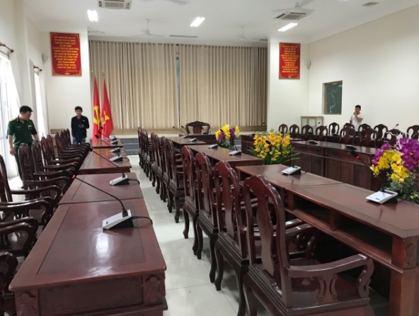 Cán bộ sư đoàn kiểm tra hệ thống âm thanh